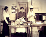 Donne indaffarate in cucina